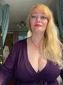 Sweet-blonde's Live Chat Room