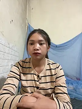 Mayy1 Adlı Modelin Canlı Sohbet Odası