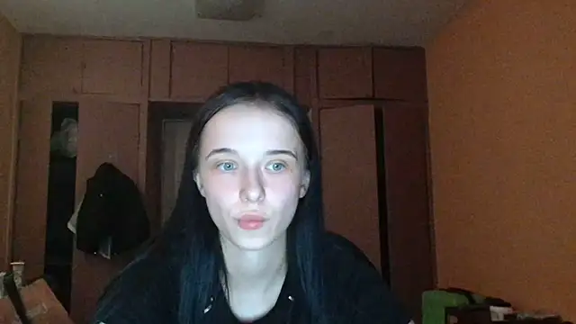 Emilia_Light Adlı Modelin Canlı Sohbet Odası