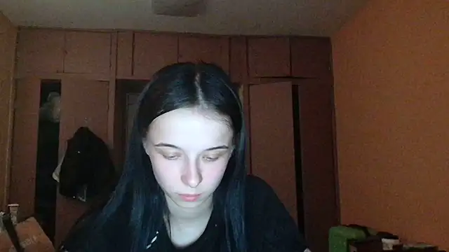 Emilia_Light Adlı Modelin Canlı Sohbet Odası