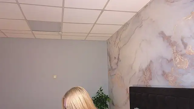 SerenaCrystall Adlı Modelin Canlı Sohbet Odası
