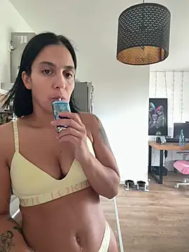 غرفة دردشة LaPetiteKim المباشرة