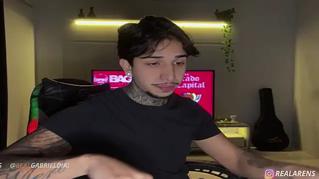 חדר צ'אט בשידור חי של RealGdiass