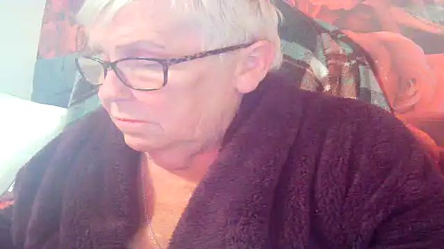 Playful_MILF_Demi's Live Chat Room