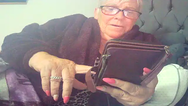 Phòng Chat Trực Tiếp Playful_MILF_Demi