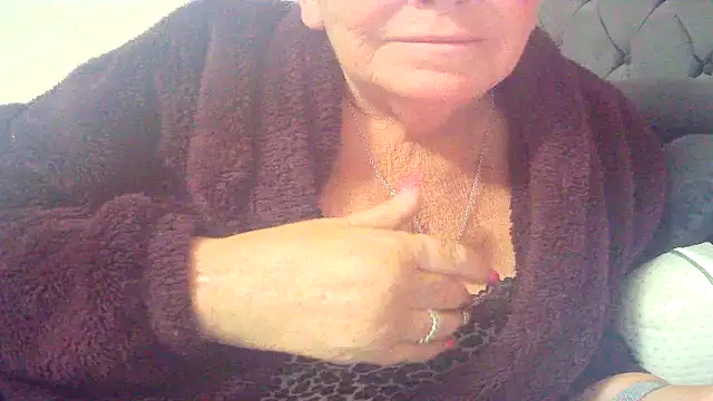 חדר צ'אט בשידור חי של Playful_MILF_Demi