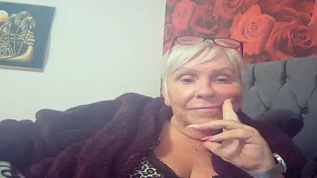 Playful_MILF_Demi Cameră chat live