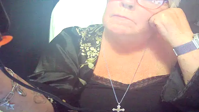 Playful_MILF_Demi: онлайн-чат