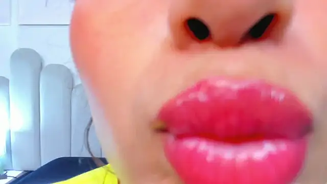 luly_dreams' Live Chat Room