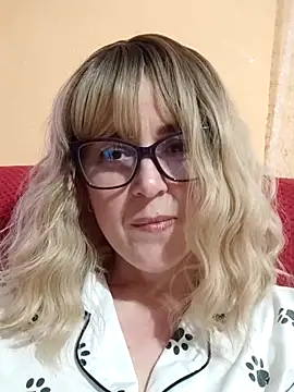 Amelialove42 Adlı Modelin Canlı Sohbet Odası