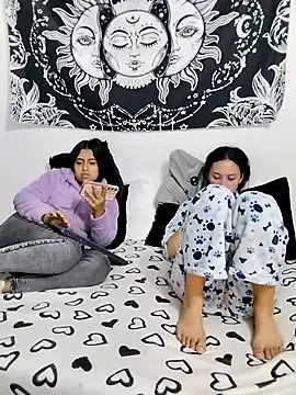 abby_n_emily's Live Chat Room