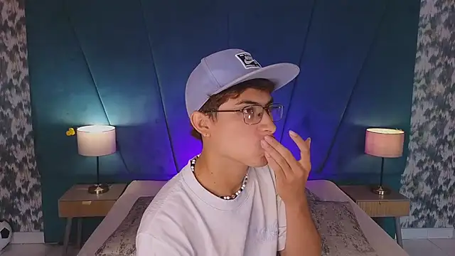 Pokazy przed seks kamerką na żywo – Aaron_Eze
