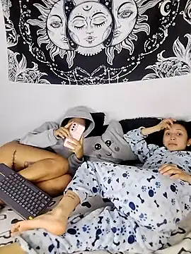 emily_n_abby Adlı Modelin Canlı Sohbet Odası