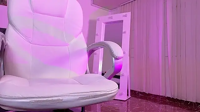 littlee_red Adlı Modelin Canlı Sohbet Odası
