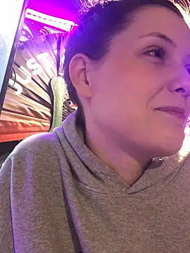 Lilactease Adlı Modelin Canlı Sohbet Odası