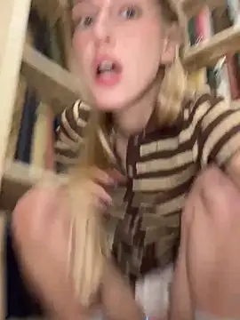 kira_mia's Live Sex Cam Show