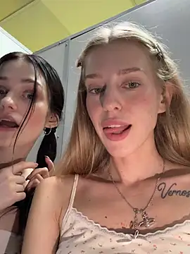 kira_mia Секс шоу на живо пред камера
