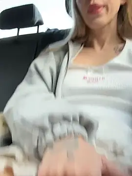 Seks show uživo modela kira_mia na kameri