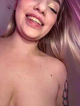 חדר צ'אט בשידור חי של HugeBoobsAlice