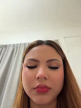 חדר צ'אט בשידור חי של Beella1_