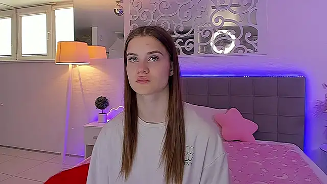 חדר צ'אט בשידור חי של LuisaClover