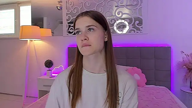 LuisaClover чат на живо