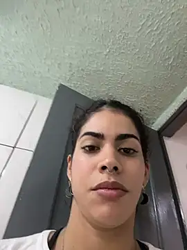 bruxinha01 Adlı Modelin Canlı Sohbet Odası