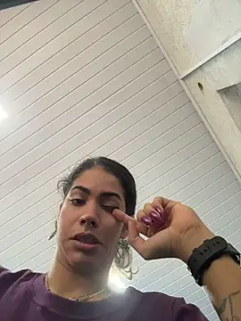 bruxinha01 Adlı Modelin Canlı Sohbet Odası
