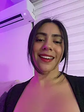 Sara-215 Adlı Modelin Canlı Sohbet Odası