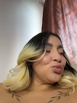 Elina_Hills Adlı Modelin Canlı Sohbet Odası