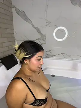 Elina_Hills Adlı Modelin Canlı Sohbet Odası