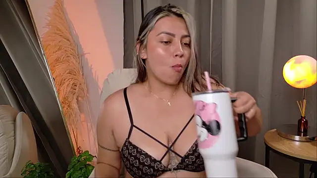 Zara_Nova's Live Chat Room