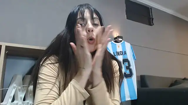 חדר צ'אט בשידור חי של Mickyta