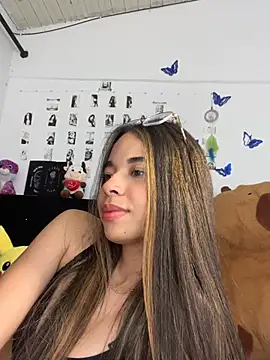 Milleradhara24 Adlı Modelin Canlı Sohbet Odası