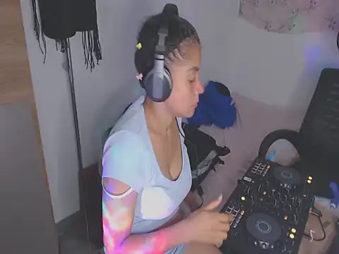 shayna_cute Adlı Modelin Canlı Sohbet Odası