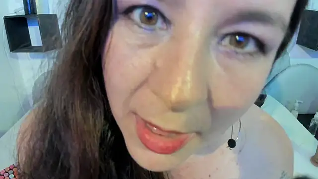 Emmily-sweet's Live Chat Room