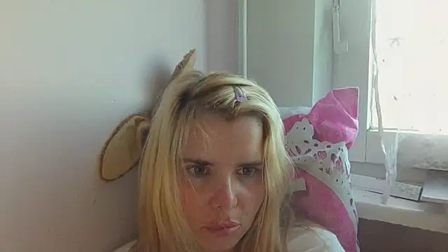 غرفة دردشة HornyElena المباشرة