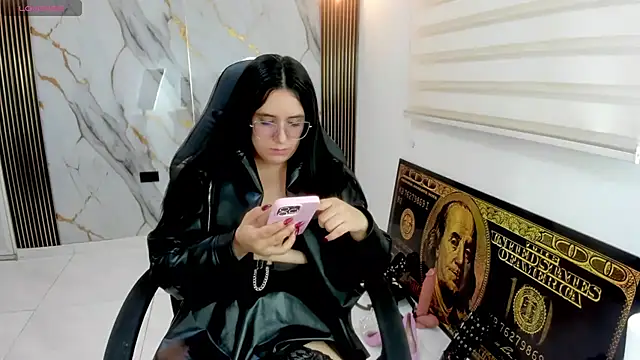 חדר צ'אט בשידור חי של queen_findom1