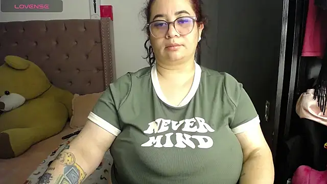 חדר צ'אט בשידור חי של kattybbwbigboobs_