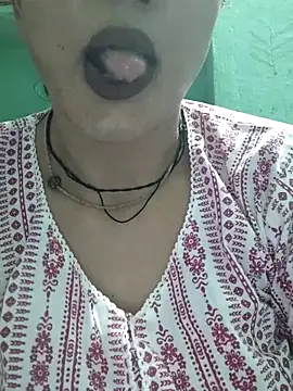 Piya-Naughty Adlı Modelin Canlı Sohbet Odası