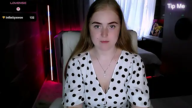 Kate_Moan Adlı Modelin Canlı Sohbet Odası