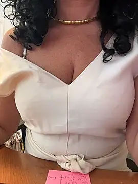 Deessenympho Adlı Modelin Canlı Sohbet Odası