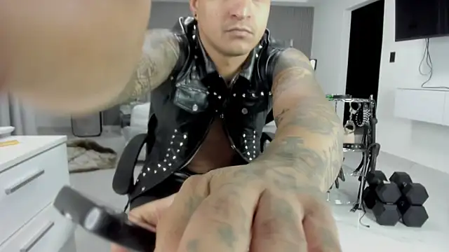 Seks show uživo modela master_leather na kameri