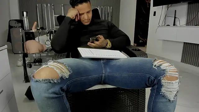 master_leather Show in webcam