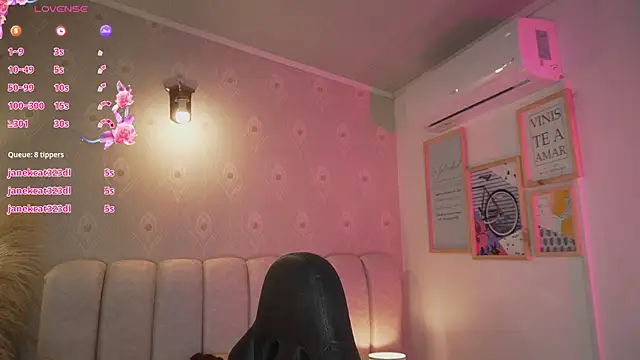 AlinnaJohnson's Live Chat Room