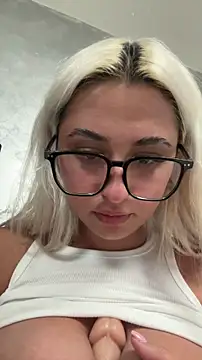 Kylie_One Adlı Modelin Canlı Sohbet Odası