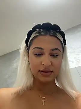 Kylie_One Adlı Modelin Canlı Sohbet Odası