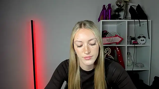 EvelynBlond's Live Chat Room