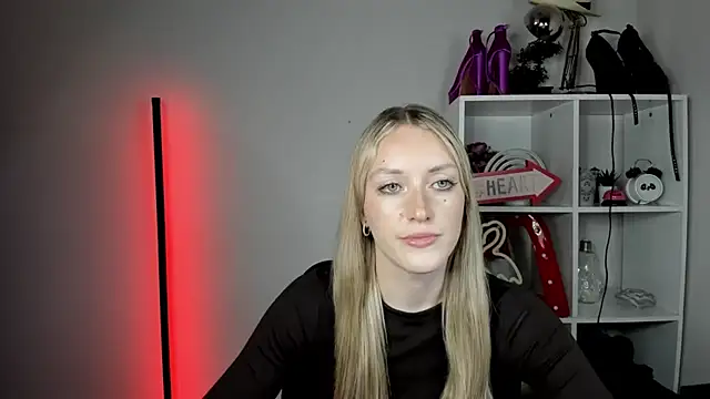EvelynBlond's Live Chat Room
