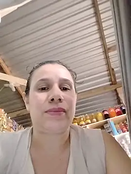 MIA-LARIOS Live Chatraum